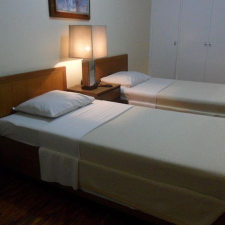 Amorsolo Mansion Hotel Манила Экстерьер фото