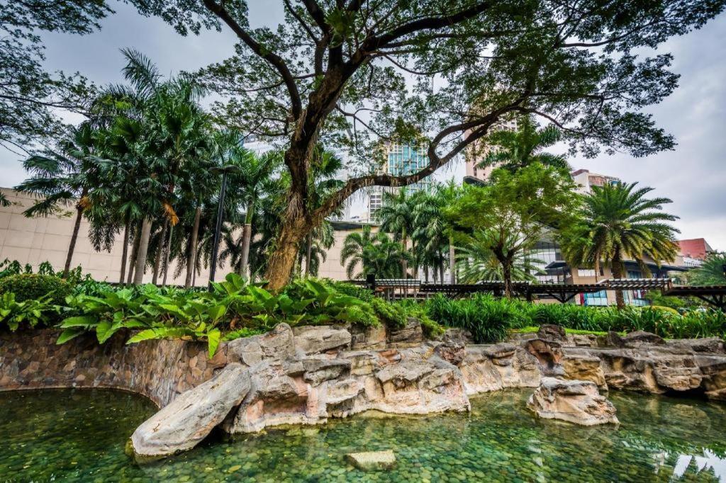 Amorsolo Mansion Hotel Манила Экстерьер фото