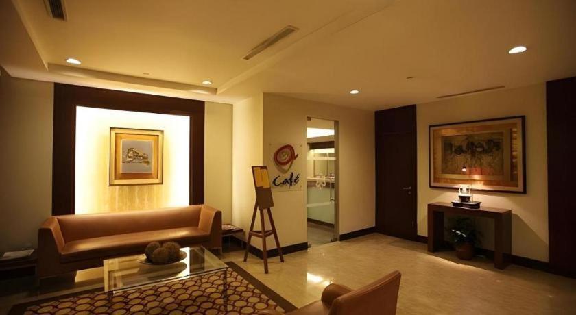 Amorsolo Mansion Hotel Манила Экстерьер фото