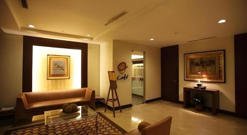 Amorsolo Mansion Hotel Манила Экстерьер фото