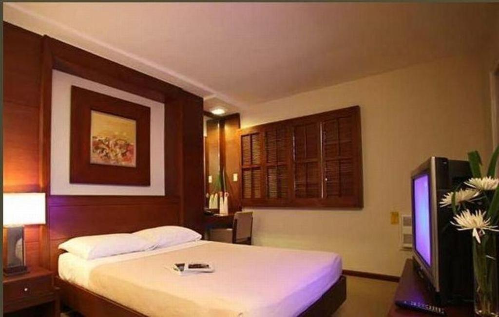 Amorsolo Mansion Hotel Манила Экстерьер фото