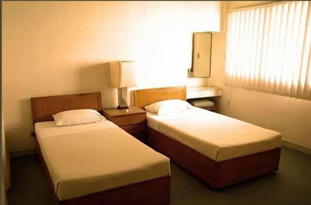 Amorsolo Mansion Hotel Манила Экстерьер фото